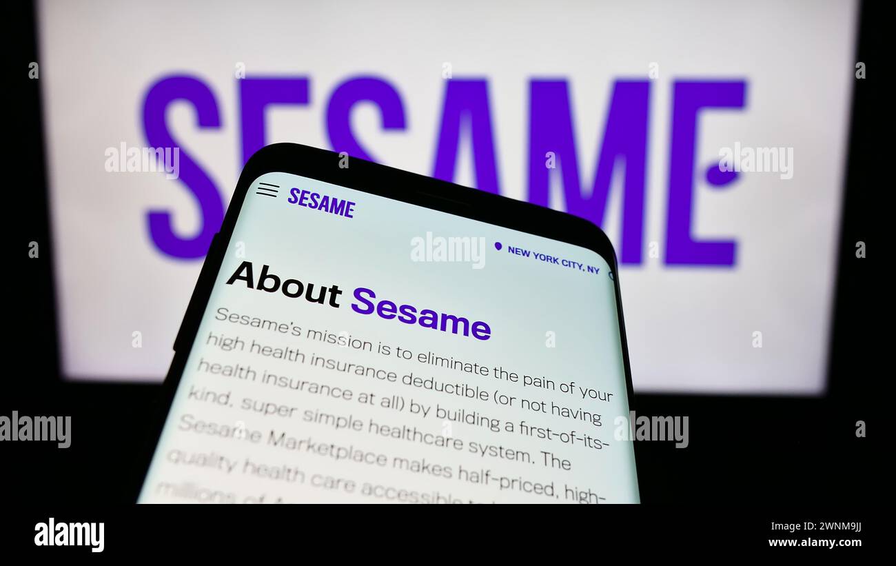 Téléphone portable avec le site Web de la société américaine Sesame Inc du marché des soins de santé devant le logo de l'entreprise. Concentrez-vous sur le coin supérieur gauche de l'écran du téléphone. Banque D'Images