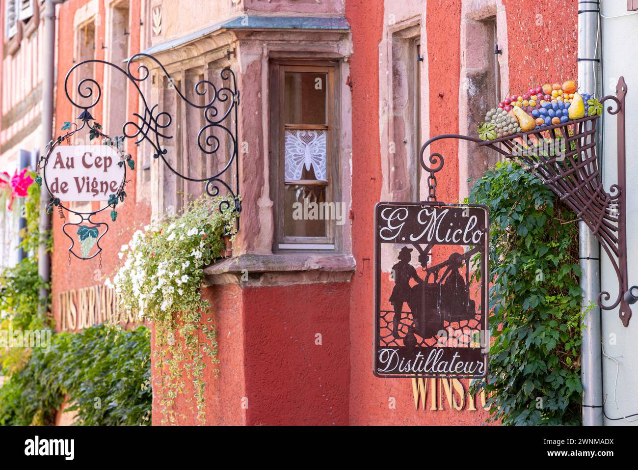 Enseignes dans les rues de Riquewihr en Alsace, France, Europe Banque D'Images