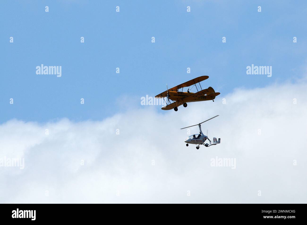 Stampe SV-4C biplan et Calidus Gyroplane au Weston Air Show, 2015. Banque D'Images