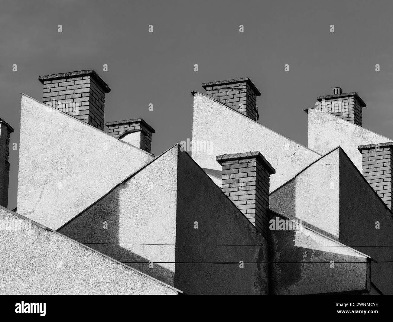 Montant au-dessus. Construire des cheminées en briques sur le toit contre la vaste ligne d'horizon. Noir et blanc, monochrome. Banque D'Images