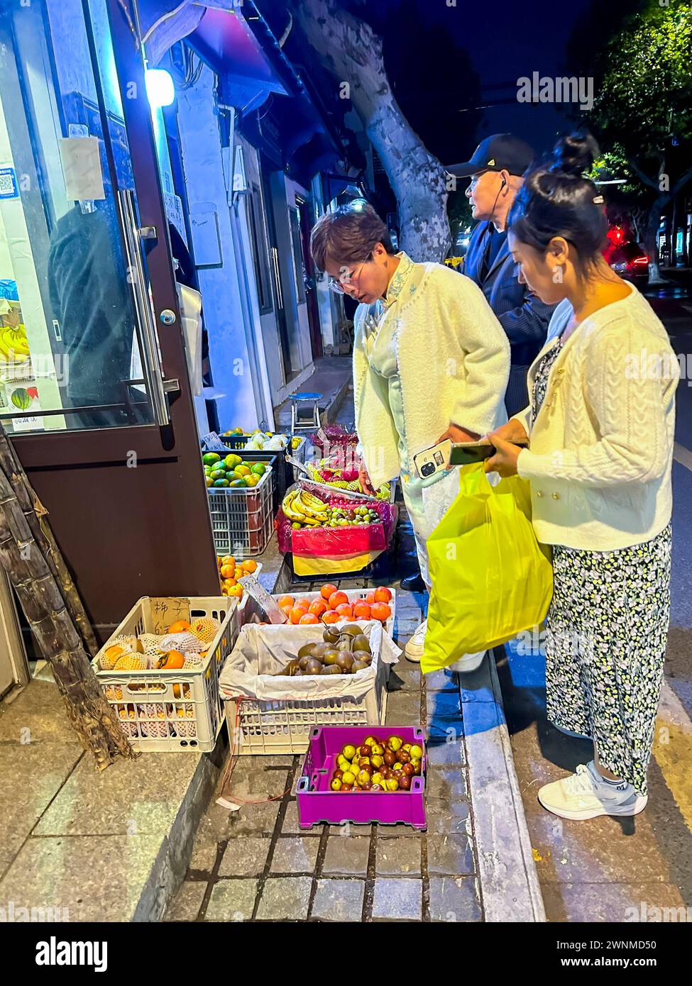 Suzhou, Chine, Chinois Shopping épicerie locale, scènes de rue, Centre historique de la vieille ville Banque D'Images