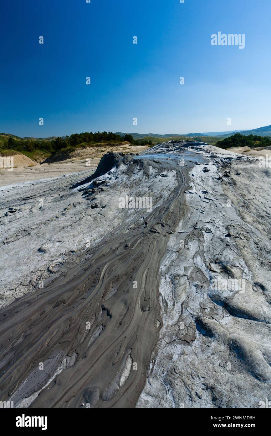 Paysage avec cracked earth au volcans boueux dans Berca, Roumanie Banque D'Images