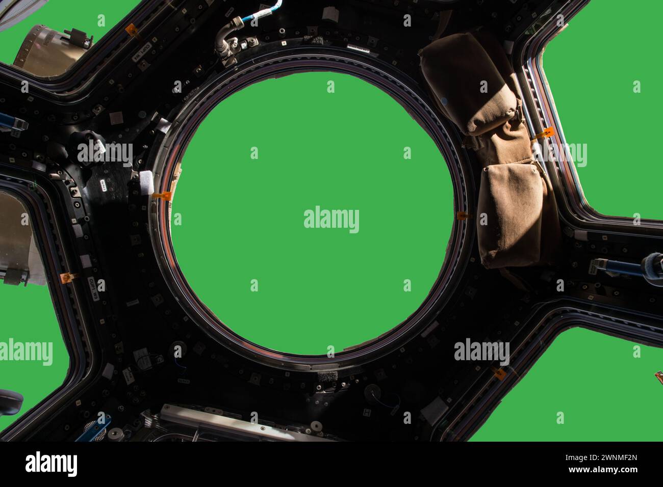 Hublot de la station spatiale isolé sur fond vert. Éléments de cette image fournis par la NASA. Banque D'Images