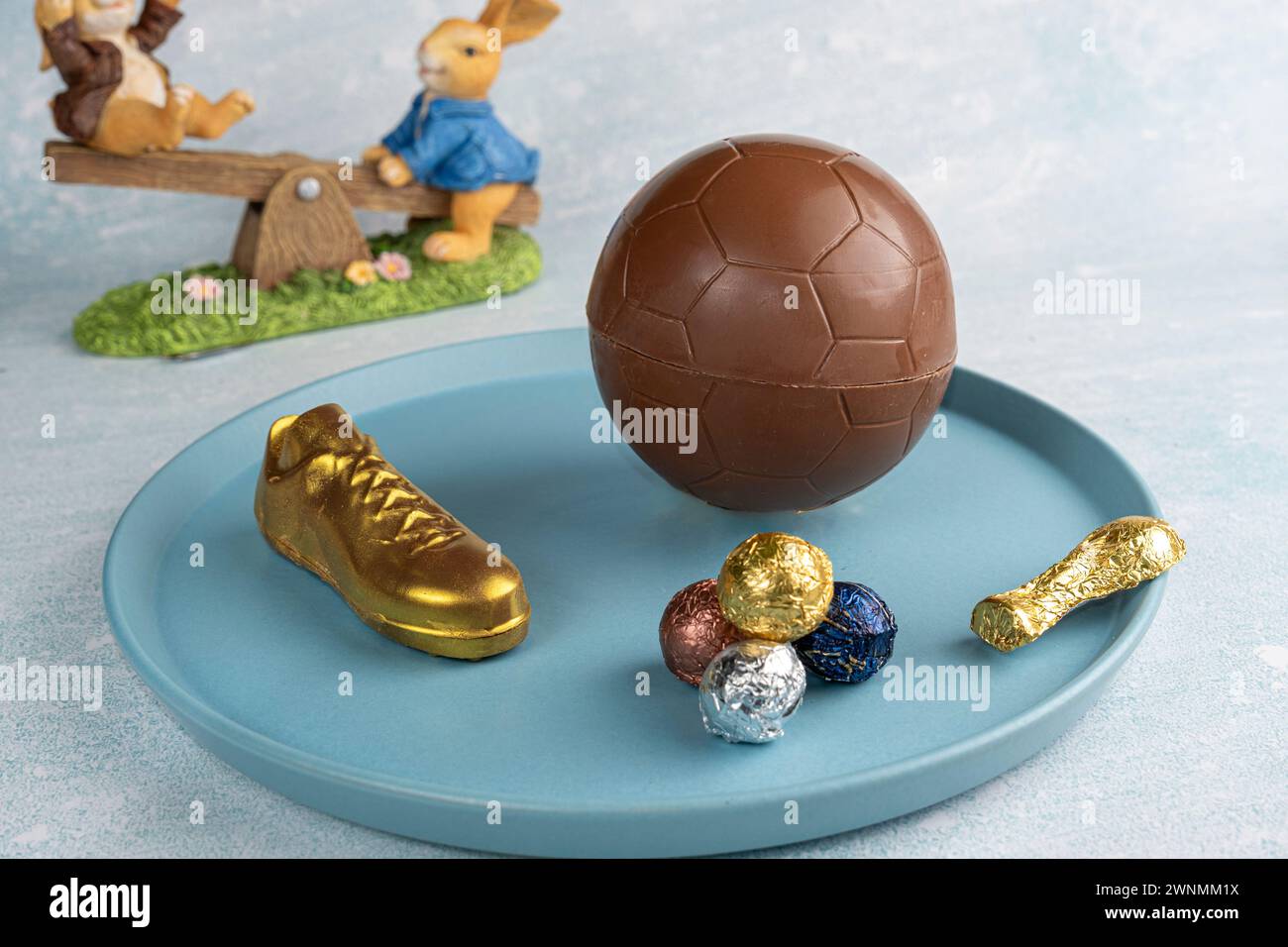 Oeuf de Pâques en forme de ballon de football rempli de petits chocolats assortis 1. Banque D'Images