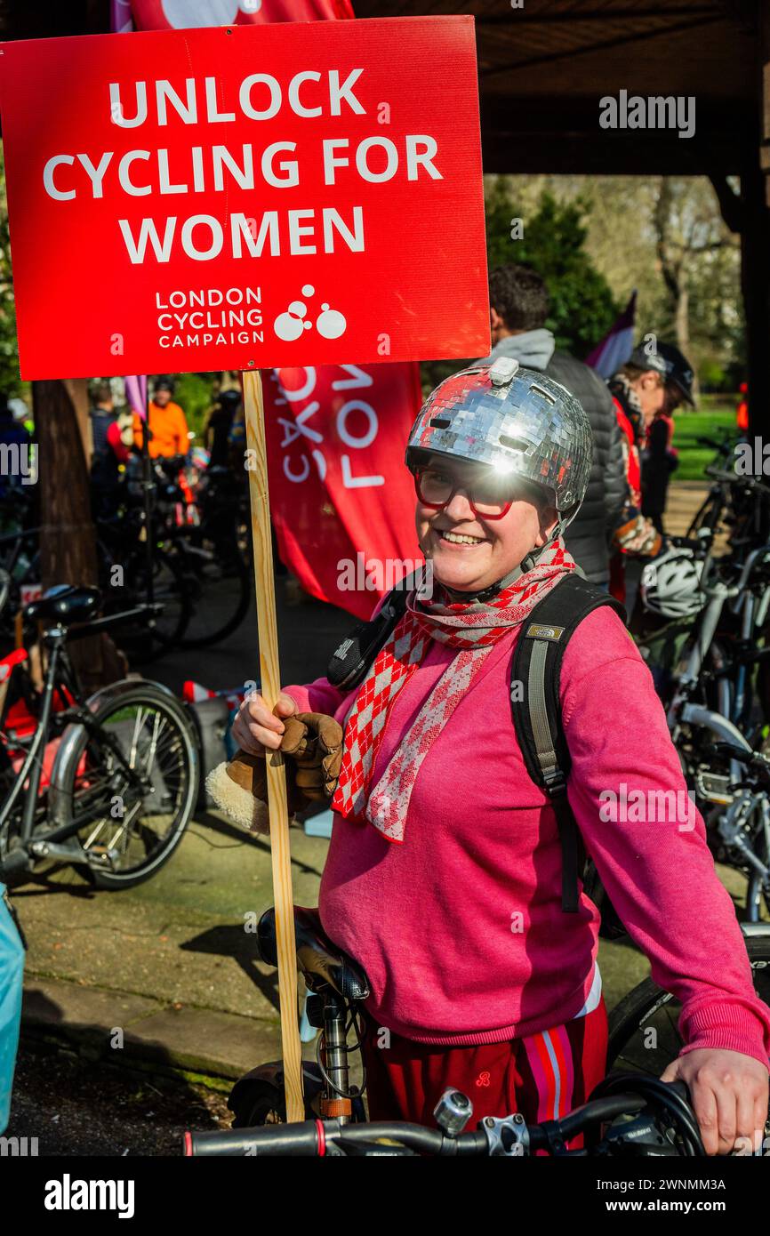 Londres, Royaume-Uni. 3 mars 2024. Un casque de balle à paillettes fait maison fabriqué pendant le confinement - la LCC (London Cycling Campaign) Freedom to Ride ! Des centaines de femmes et d'alliés appellent le maire de Londres, Sadiq Khan, à atteindre l'égalité des sexes dans le cyclisme à Londres avant la Journée internationale de la femme. Une promenade de protestation familiale a commencé à Lincoln's Inn Fields et a impliqué une visite du centre de Londres Credit : Guy Bell/Alamy Live News Banque D'Images