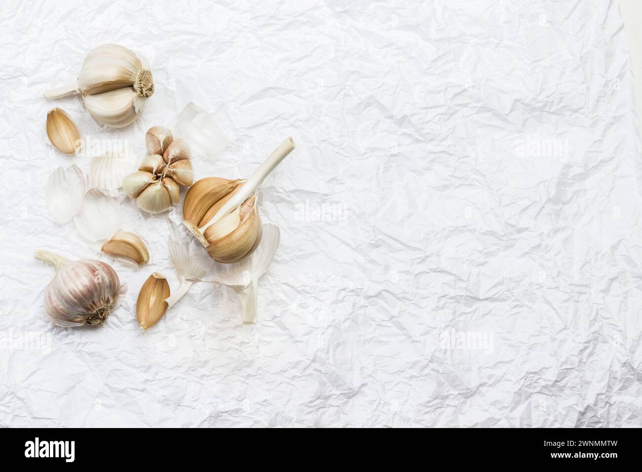 Têtes et gousses d'ail non pelées. Copier l'espace. Fond blanc. Pose à plat Banque D'Images