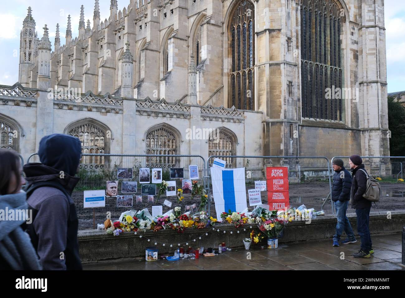 Mémorial de fortune au chef de l'opposition russe Alexei Navalny par le Kings College à Cambridge, Royaume-Uni Banque D'Images