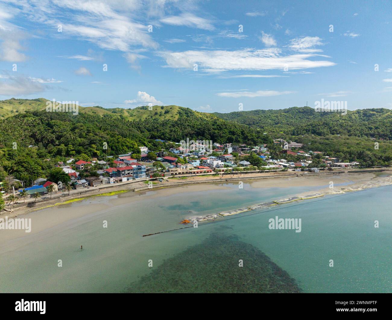Vue aérienne de la ville côtière de Santa Fe avec eau de mer turquoise. Tablas, Romblon. Philippines. Banque D'Images