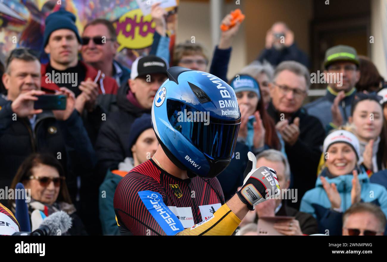 Winterberg, Allemagne. 03 mars 2024. Bobsleigh : Championnats du monde, bobsleigh à quatre hommes, hommes, 4ème manche. Johannes Lochner d'Allemagne célèbre après la deuxième place. Crédit : Robert Michael/dpa/Alamy Live News Banque D'Images
