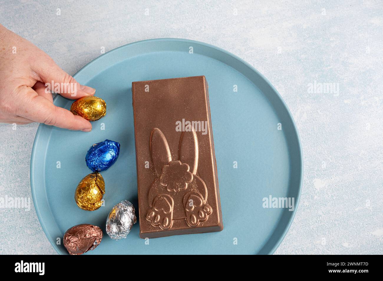 Barre de chocolat au lait belge, fourrée de crème de noisette. À côté de Chocolate Eggs 1. Banque D'Images