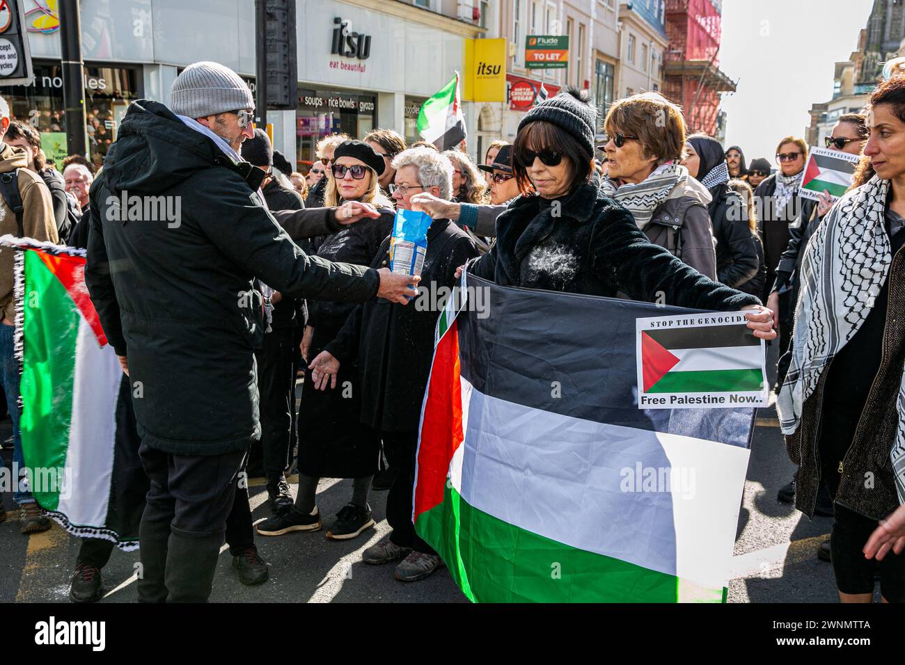 Brighton, Royaume-Uni. 3 mars 2024 : Brighton, Royaume-Uni. 03 mars 2024. Un rassemblement pro-Gaza a lieu à Brighton, au Royaume-Uni. Les manifestants ont agité des drapeaux palestiniens et appelé à un cessez-le-feu immédiat et à l'arrêt du "génocide israélien" à Gaza. Certaines femmes portaient un tissu blanc pour se souvenir des bébés et des enfants tués lors de l’offensive israélienne contre l’enclave palestinienne sous blocus. Selon les autorités sanitaires de Gaza dirigées par le Hamas, plus de 30 400 Palestiniens, dont la plupart des femmes et des enfants, ont été tués et 71 700 blessés dans les frappes israéliennes sur Gaza depuis le 7 octobre. Crédit : ZUMA Press, Inc/Alamy Live News Banque D'Images