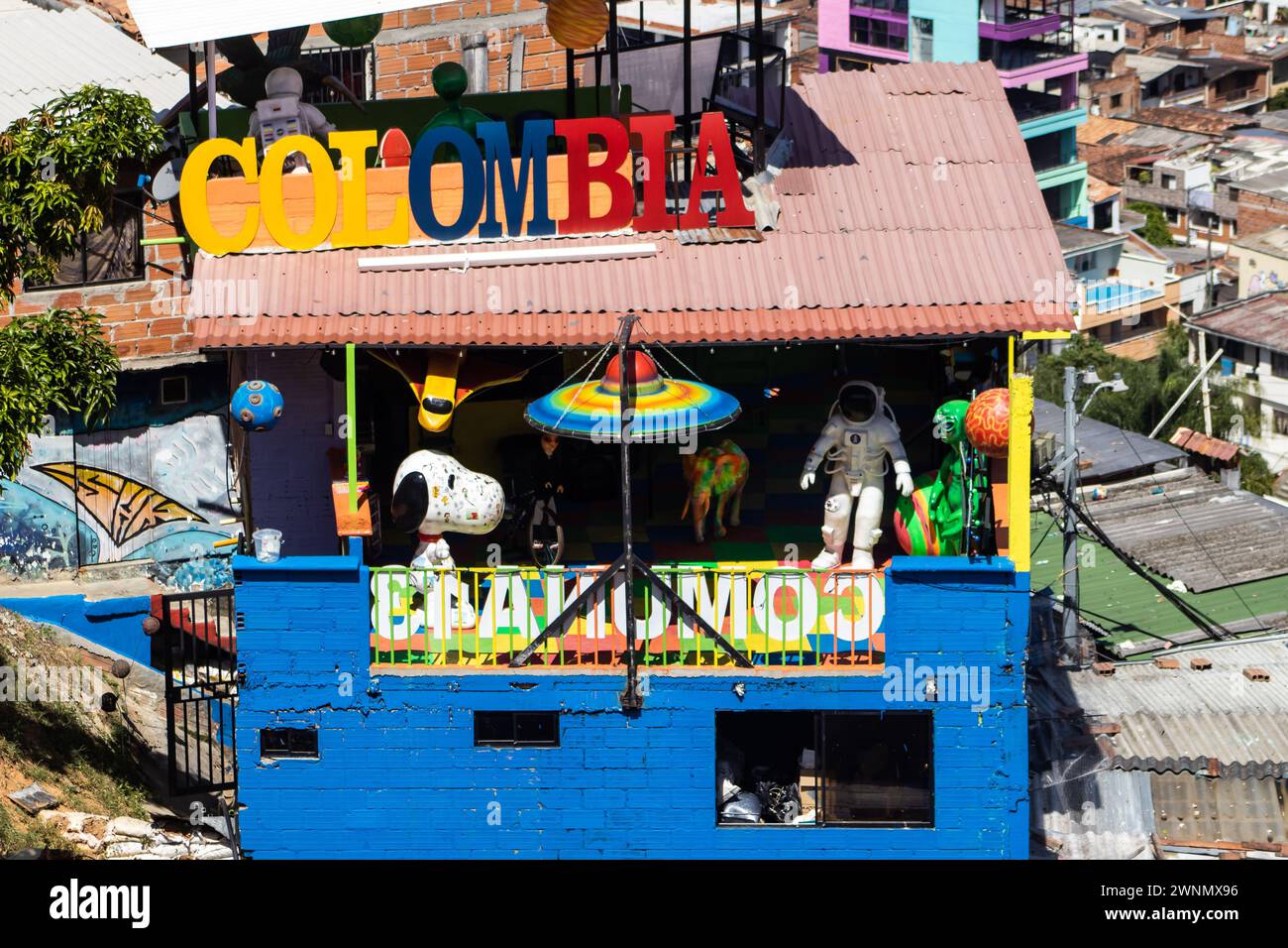 MEDELLIN, COLOMBIE - 17 JANVIER 2024 : affaires touristiques à la célèbre Comuna 13 dans une belle journée ensoleillée à Medellin Banque D'Images