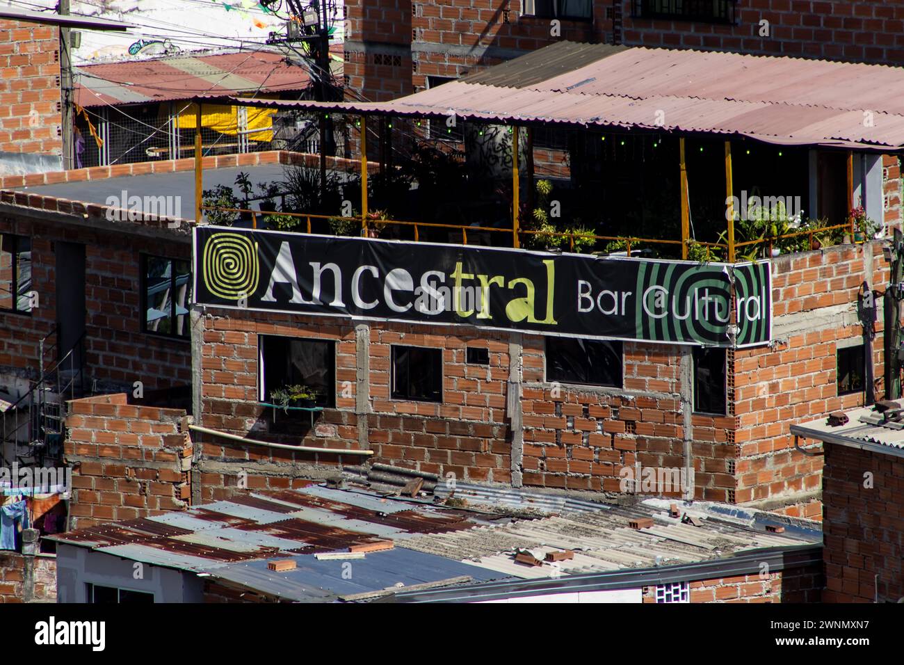 MEDELLIN, COLOMBIE - 17 JANVIER 2024 : affaires touristiques à la célèbre Comuna 13 dans une belle journée ensoleillée à Medellin Banque D'Images
