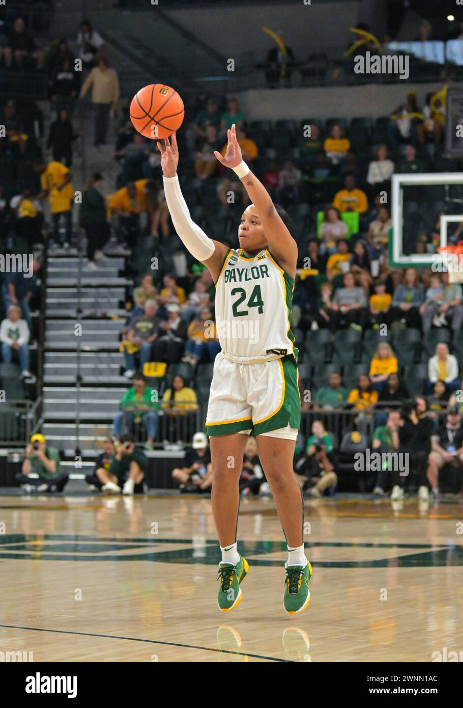 Waco, Texas, États-Unis. 3 mars 2024. La garde des Baylor Lady Bears Sarah Andrews (24 ans) tire un tir à trois points lors de la première moitié du match de basket-ball de la NCAA entre les Cowgirls de l'État de l'Oklahoma et les Baylor Lady Bears au Foster Pavilion à Waco, au Texas. Matthew Lynch/CSM/Alamy Live News Banque D'Images