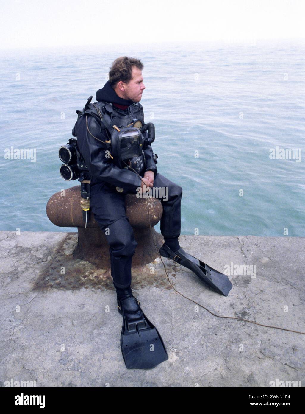 20 mars 1991 UN plongeur de la Marine royale attend à quai pendant les opérations de déminage dans le port de Shuwaiba au Koweït. Banque D'Images