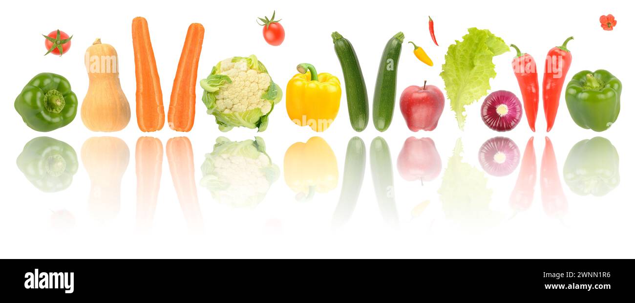 Panorama fruits et légumes frais mûrs avec réflexion isolé sur fond blanc. Banque D'Images