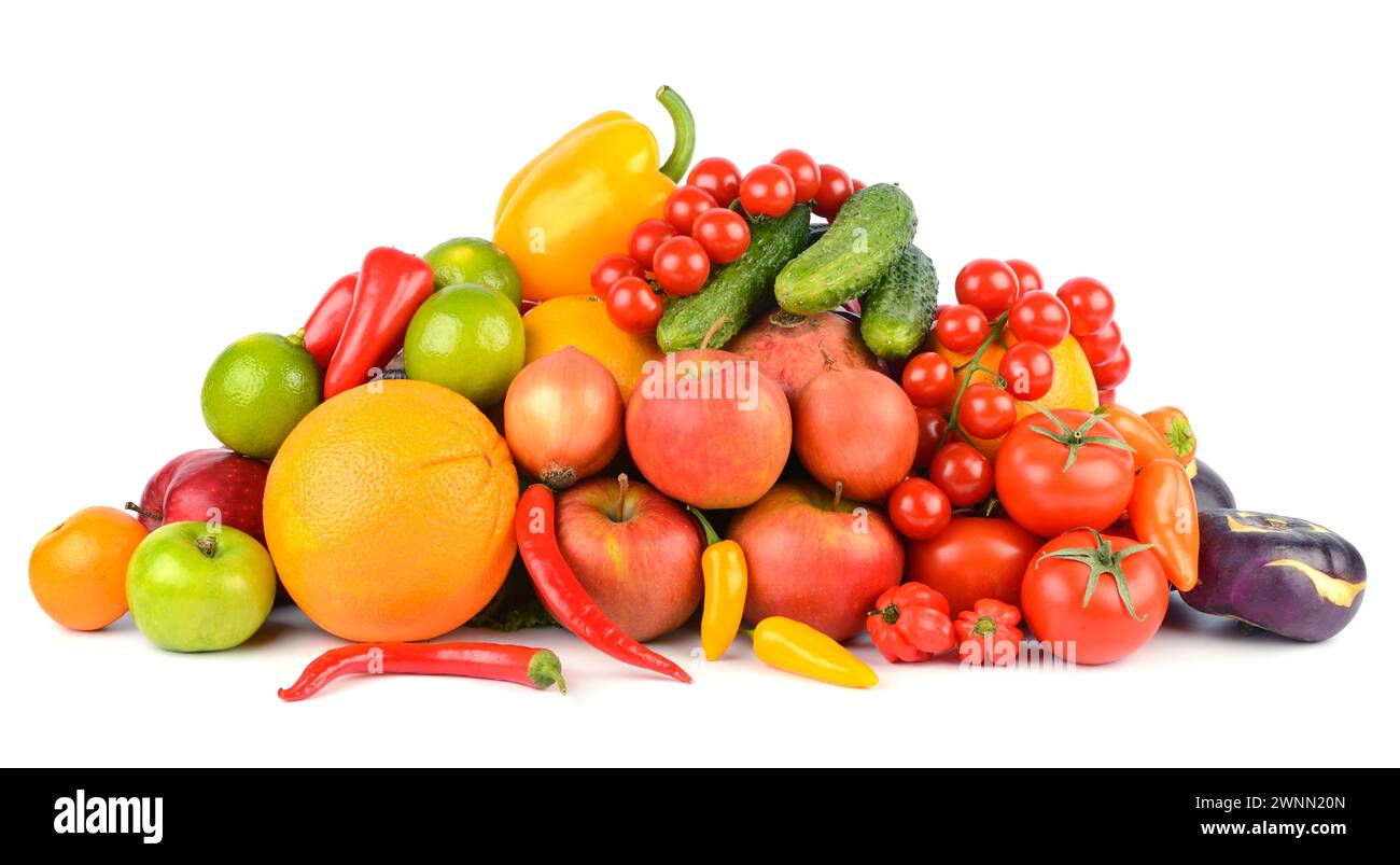 Fruits et légumes multicolores et appétissants utiles pour la santé isolés sur fond blanc. Banque D'Images
