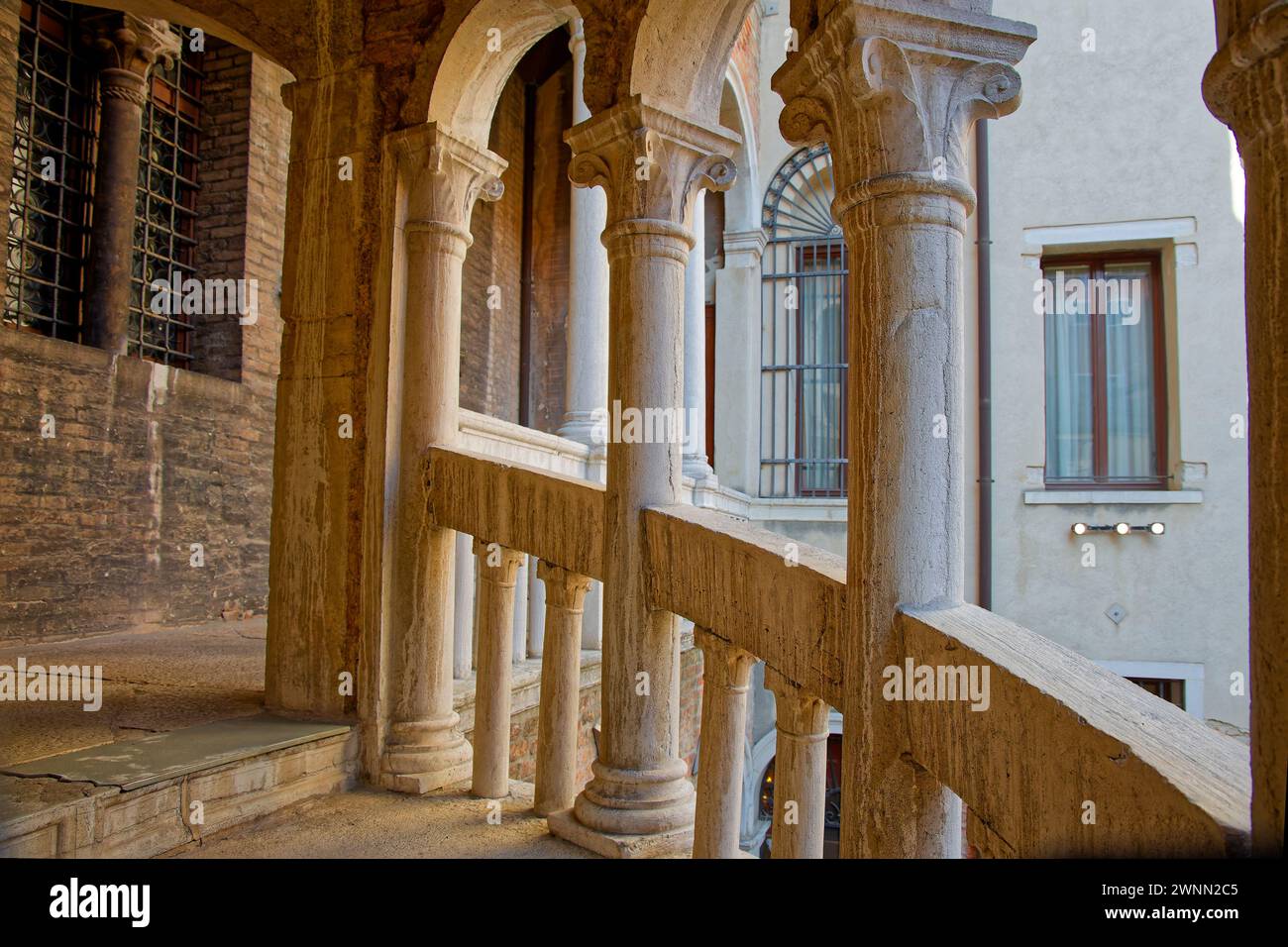 VENISE, ITALIE, 3 février 2024 : le Palazzo Contarini del Bovolo, un petit palais de Venise, est bien connu pour son escalier extérieur en colimaçon à plusieurs arches Banque D'Images