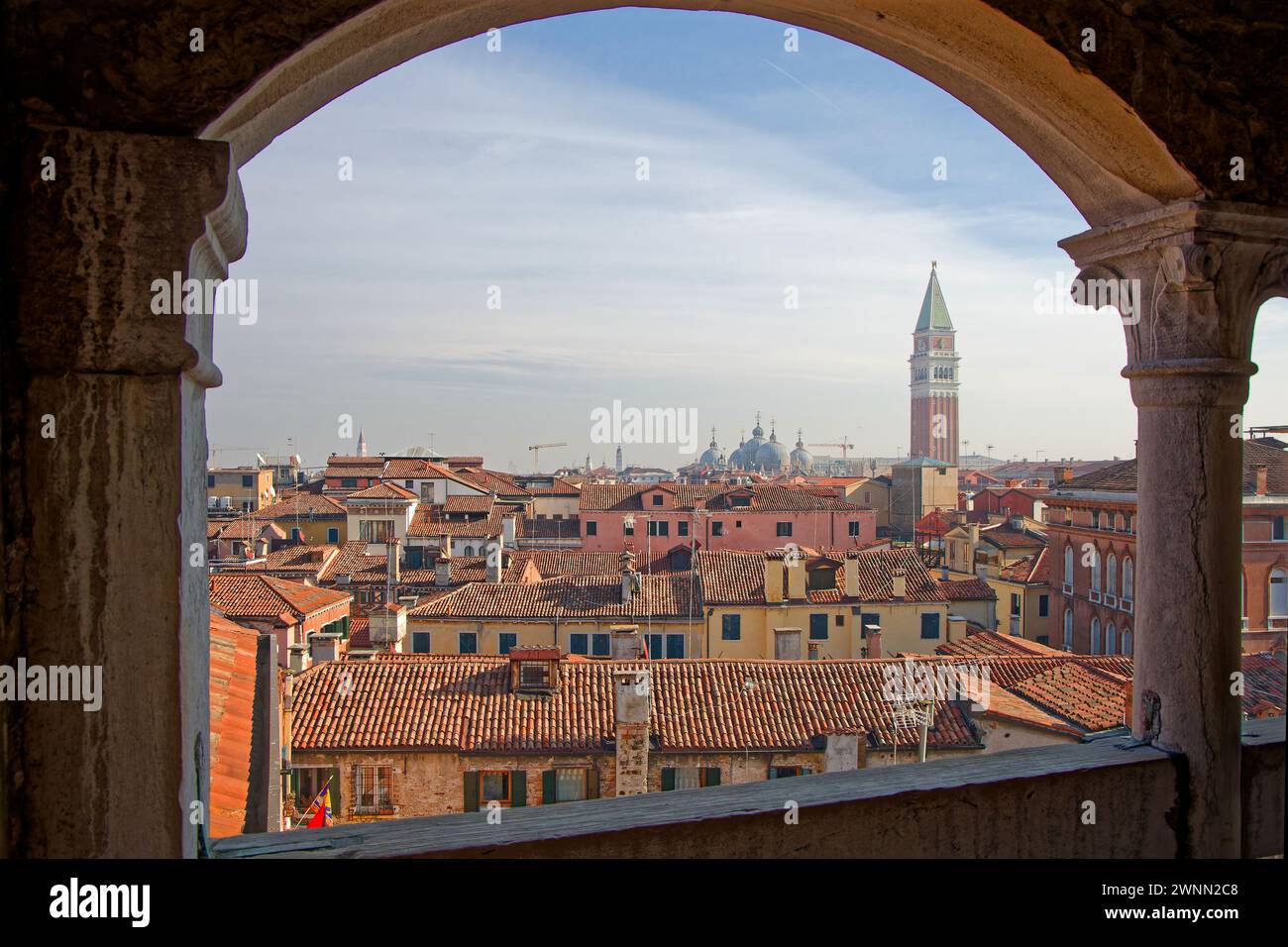 VENISE, ITALIE, 3 février 2024 : vue sur les toits et le campanile depuis le haut du célèbre escalier du Palazzo Contarini del Bovolo Banque D'Images