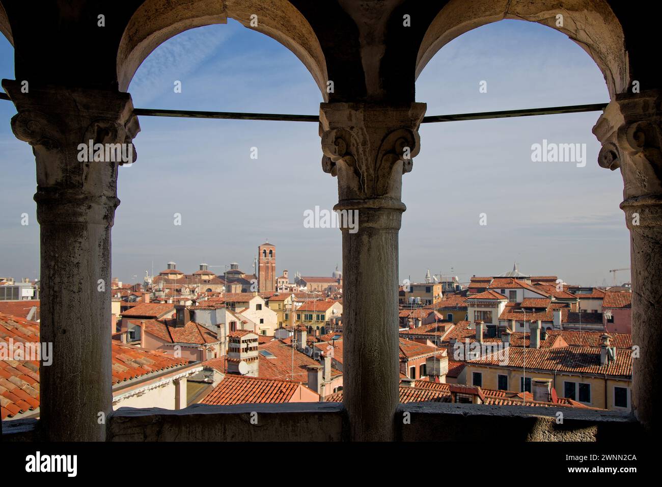 VENISE, ITALIE, 3 février 2024 : vue sur les toits et le campanile depuis le haut du célèbre escalier du Palazzo Contarini del Bovolo Banque D'Images