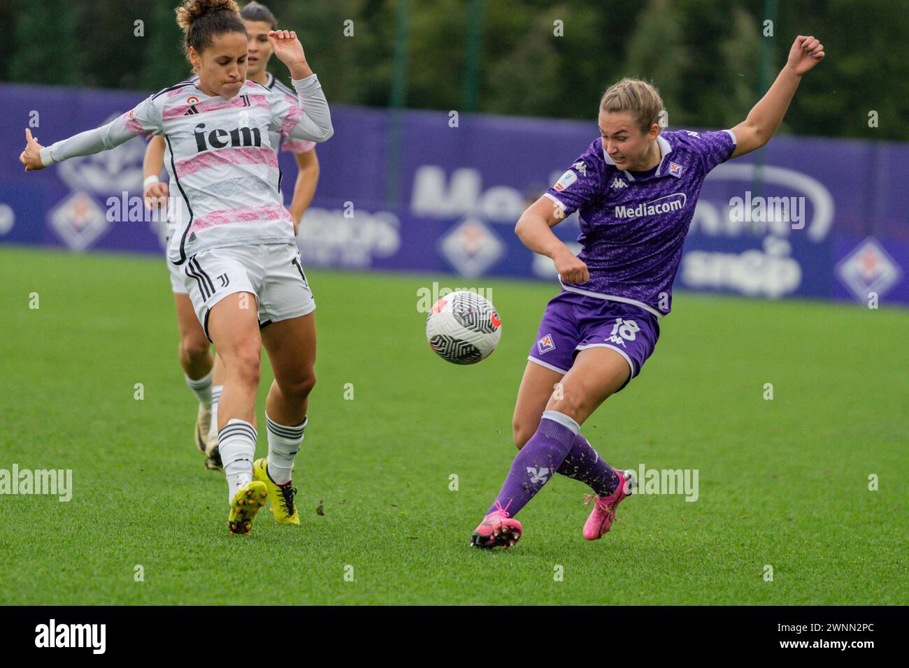 Florence, Italie. 03 mars 2024. Florence, Italie, 3 mars 2024 : Ella Palis (14 Juventus) vs Alexandra Johannsdòttir (18 Fiorentina) lors de la demi-finale de la Coppa Italia Women opposant Fiorentina Women et Juventus Women au Viola Park à Florence, Italie. (Sara Esposito/SPP) crédit : SPP Sport Press photo. /Alamy Live News Banque D'Images