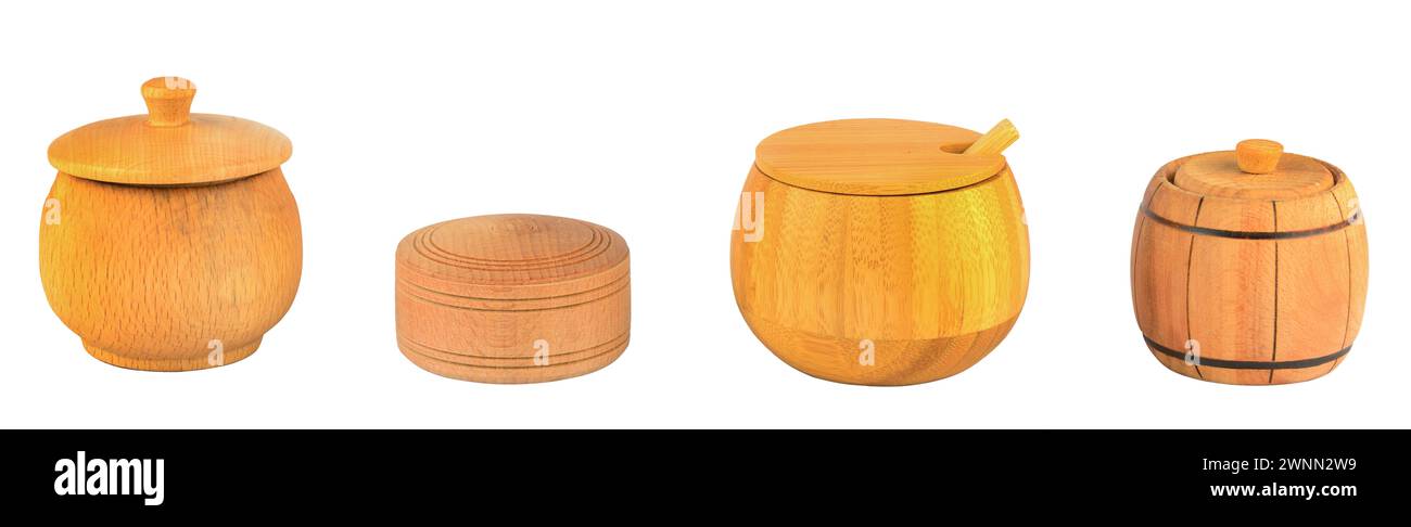 Boîtes en bois pour épices isolées sur fond blanc. Banque D'Images