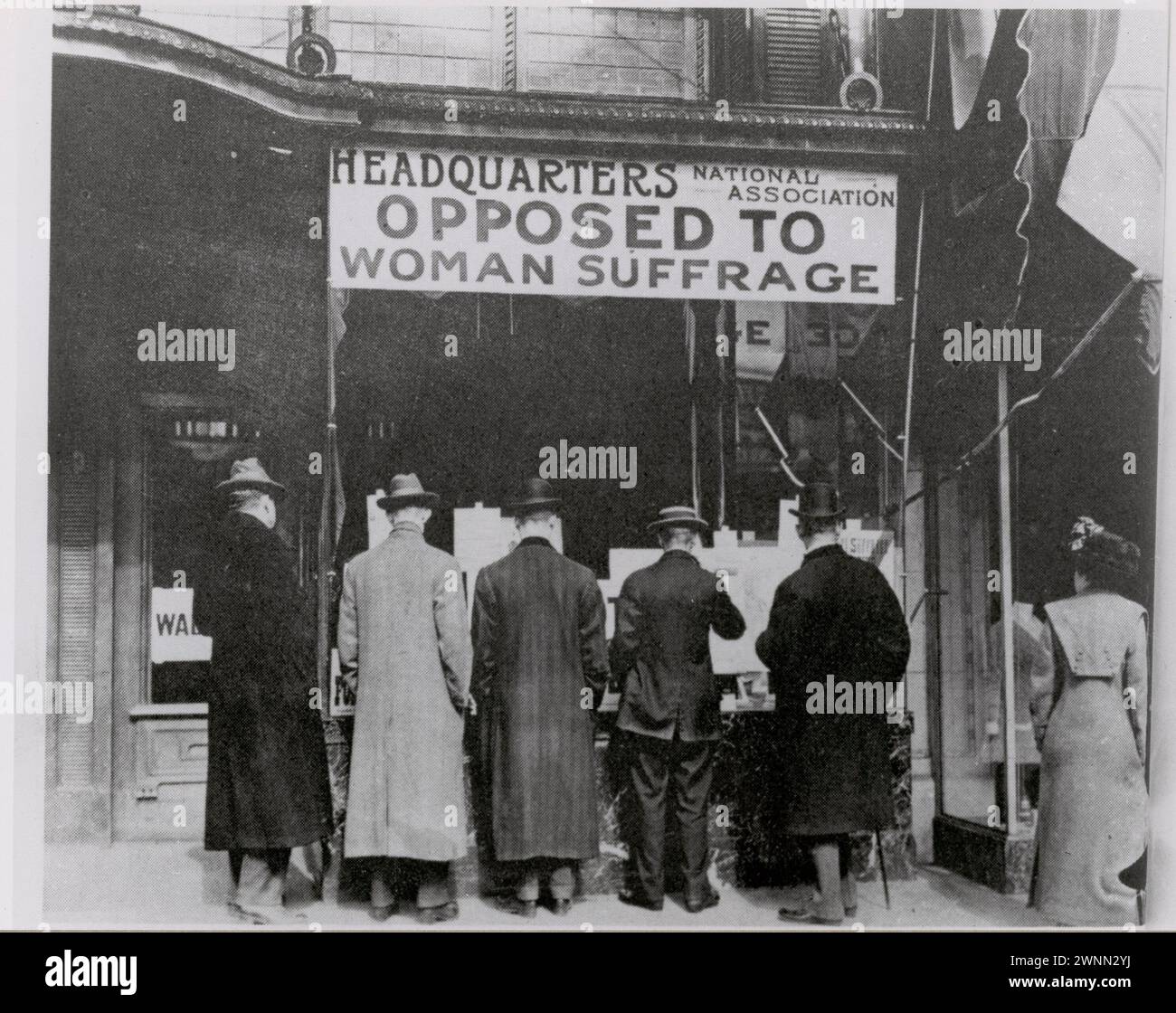 États-Unis vers 1919 : « les passants regardent la vitrine au siège de l'Association nationale opposée au suffrage des femmes » Banque D'Images
