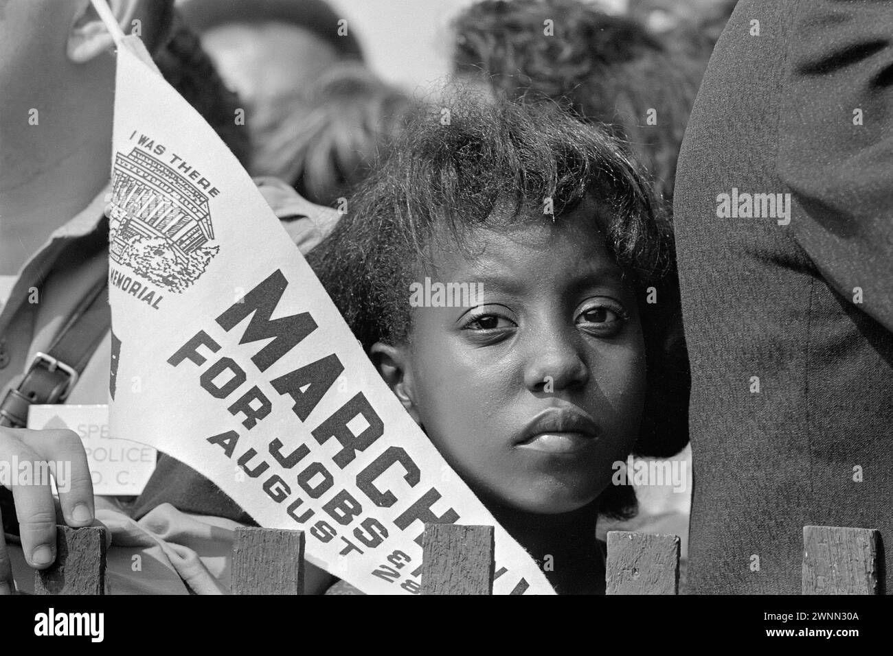 28 août 1963. Washington, DC. : Photographie d'une jeune femme à la marche des droits civiques à Washington, DC avec une bannière, demandant l'égalité pour les Afro-Américains Banque D'Images