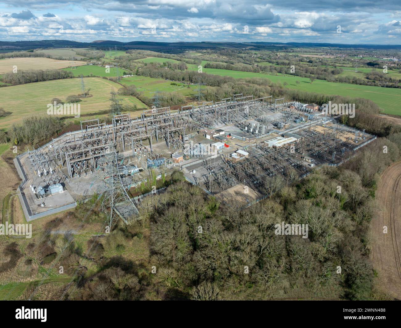 Poste électrique à Clanfield dans le sud de l'Angleterre. Réseau complexe d'équipements électriques haute tension et de fils vus sous un angle élevé. Banque D'Images