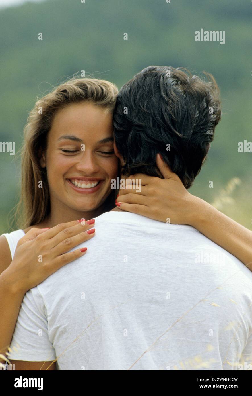 joli jeune couple portrait amoureux expression bonheur avec t-shirt blanc champ de paille très romantique et expressif en arrière-plan Banque D'Images