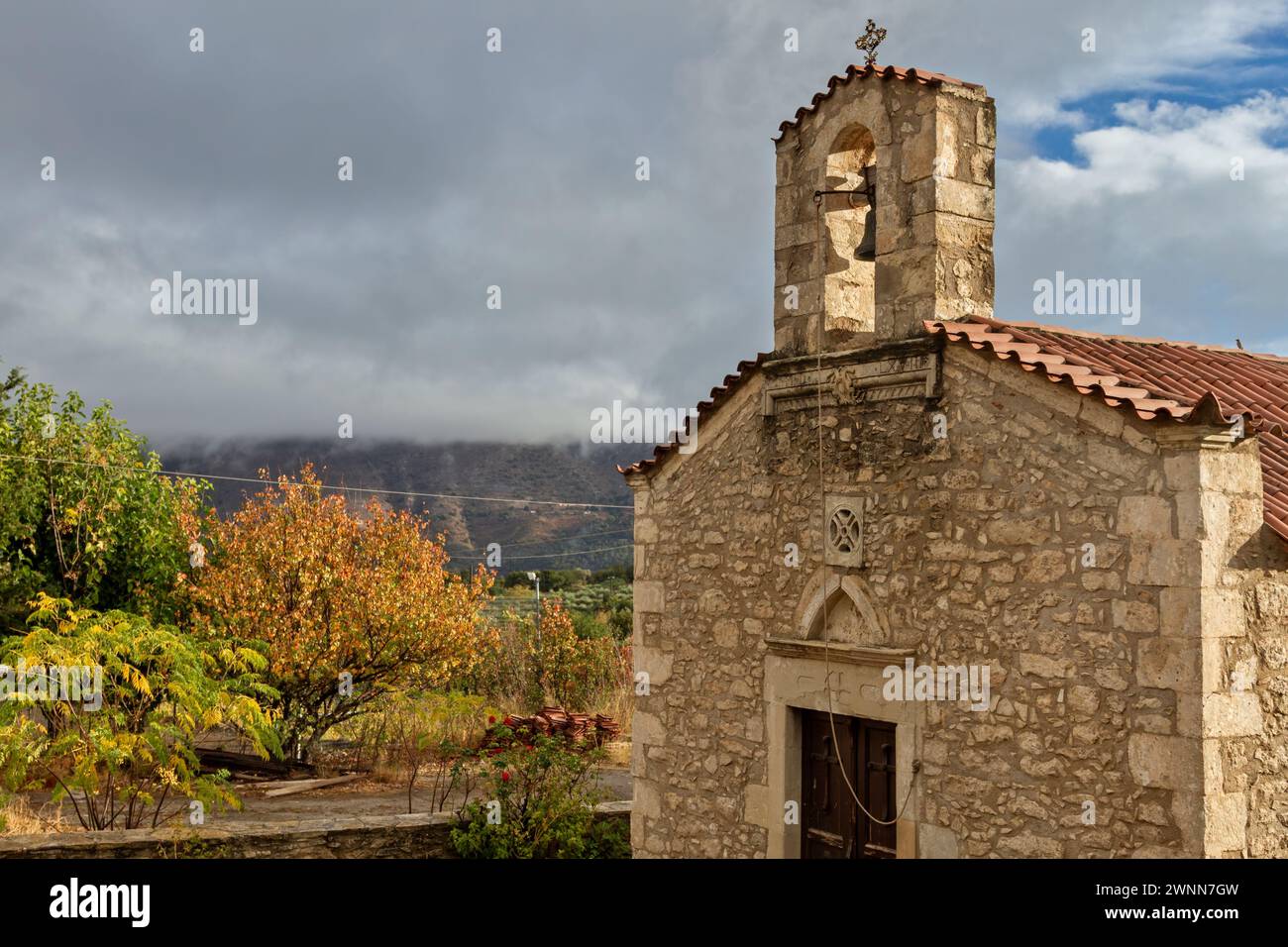 Ancienne église chrétienne orthodoxe grecque construite en pierre dans la campagne de l'île de Crète, en Grèce, pendant une journée de novembre avec une lumière chaude. Banque D'Images