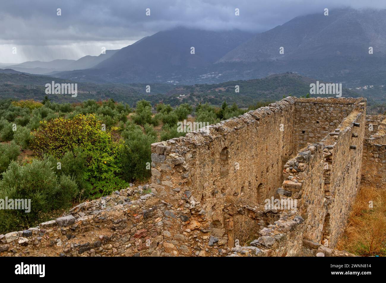 Monastère de Chalepa, un monastère grec orthodoxe dans la région montagneuse de Mylopotamos, dans l'île de Crète, Grèce, construit comme une forteresse dans le XVIIe s.. Banque D'Images