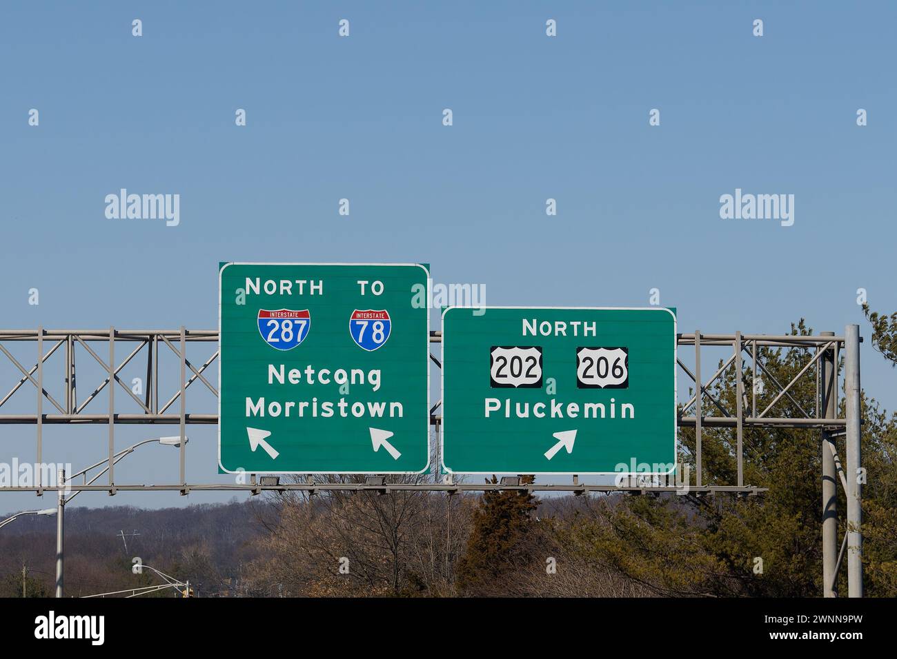 Panneaux de sortie d'autoroute pour l'US-202 North, US-206 North pour Pluckemin, New Jersey et I-287 I-78 North vers Netcong et Morristown, New Jersey Banque D'Images