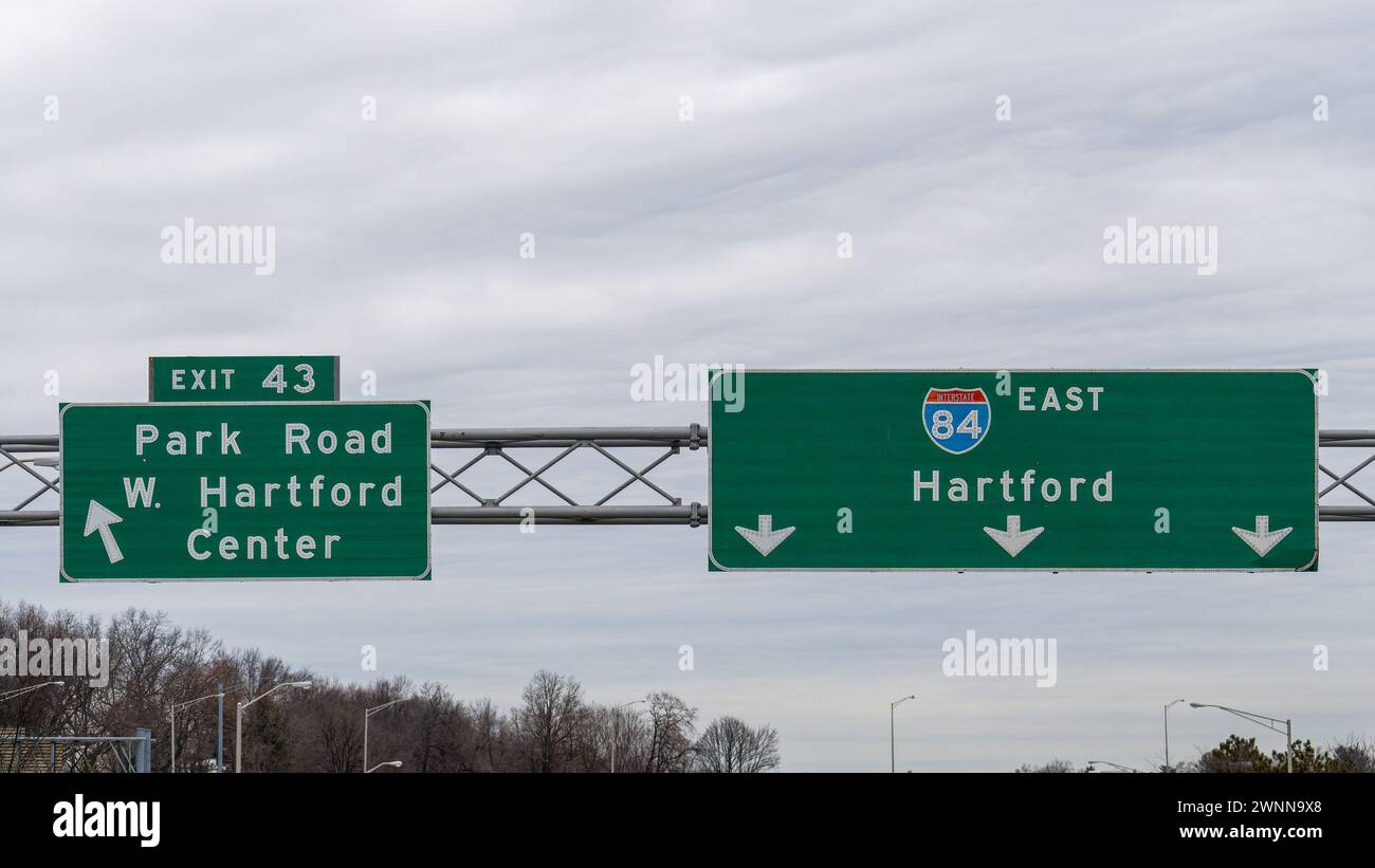 Panneaux sur l'Interstate 84 à West Hartford, Connecticut pour la sortie 43 vers Park Road et West Hartford Center et continuer sur l'I-84 vers Hartford Banque D'Images