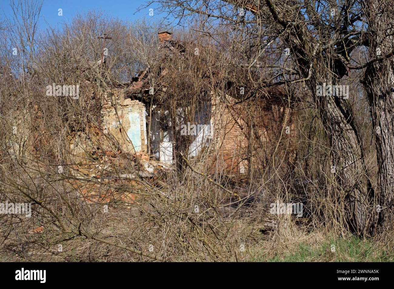 vue extérieure abandon épave abandonnée de la maison rurale en ruine s'effondrant hongrie Banque D'Images