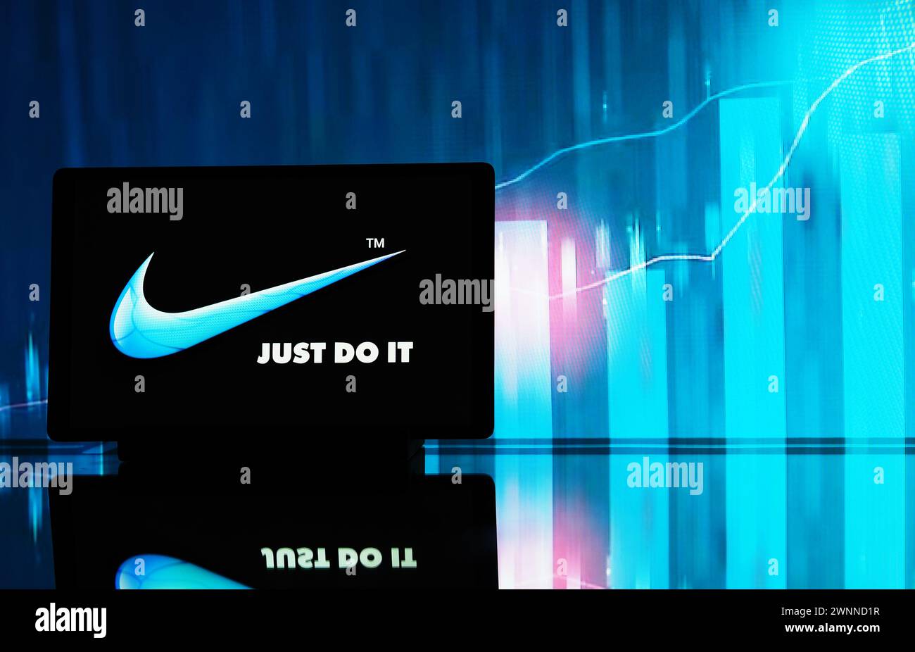 Dans cette illustration photo, le logo Nike, Inc. est affiché sur une tablette. Banque D'Images