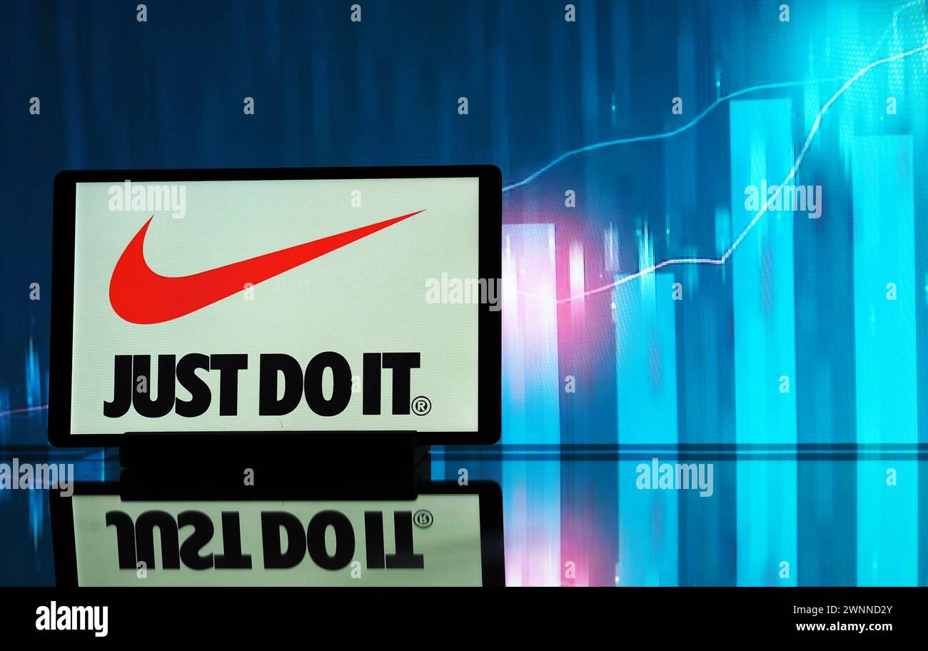 Dans cette illustration photo, un logo Nike, Inc. est affiché sur une tablette. Banque D'Images