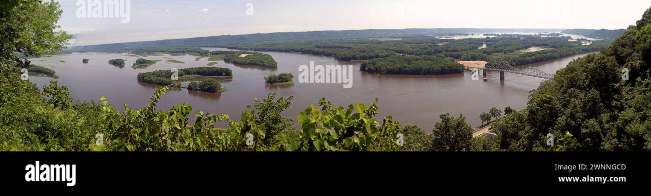 Le pont Black Hawk enjambe le fleuve Mississippi, rejoignant Lansing IA, au WI. Un pont en treillis de fer riveté construit en 1931 à partir d'un panorama surplombant le mont H. Banque D'Images
