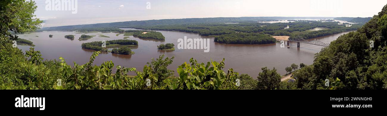 Le pont Black Hawk enjambe le fleuve Mississippi, rejoignant Lansing IA, au WI. Un pont en treillis de fer riveté construit en 1931 à partir d'un panorama surplombant le mont H. Banque D'Images