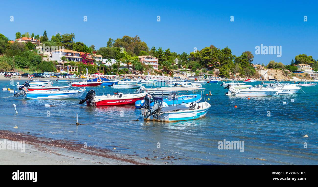 Zakynthos, Grèce - 17 août 2016 : bateaux à moteur de plaisance ancrés dans la baie de Laganas par une journée ensoleillée Banque D'Images