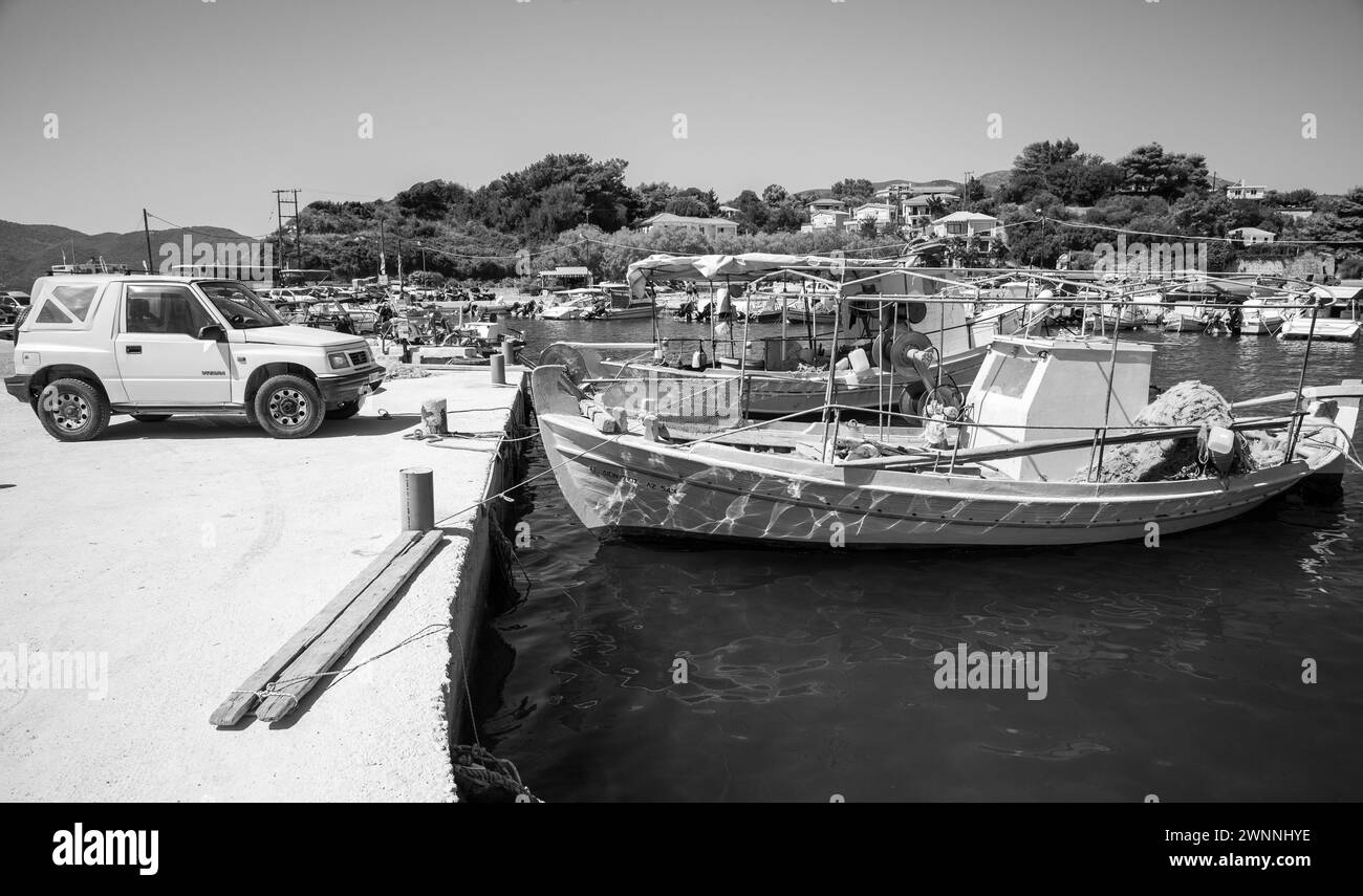 Zakynthos, Grèce - 17 août 2016 : bateaux de plaisance et de pêche amarrés dans la marina d'Agios Sostis, photo noir et blanc Banque D'Images