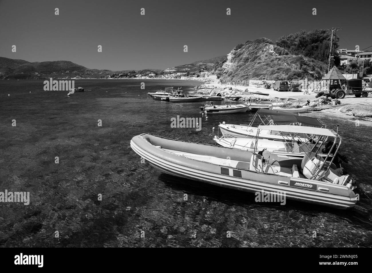 Zakynthos, Grèce - 17 août 2016 : les bateaux à moteur de plaisance sont ancrés dans la marina d'Agios Sostis, photo noir et blanc Banque D'Images