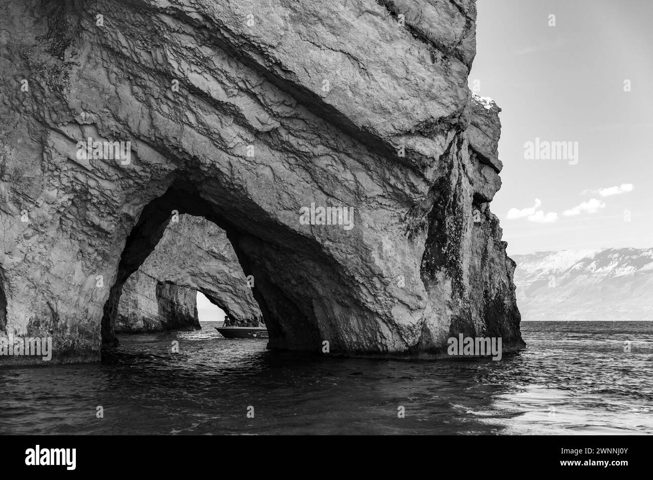 Zakynthos, Grèce - 20 août 2016 : touriste en bateau visite la grotte bleue, vue sur la mer. Formations côtières de l'île grecque de Zakynthos dans la mer Ionienne. Po Banque D'Images