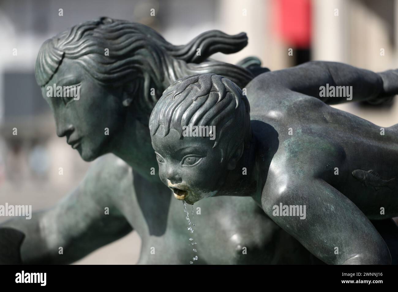 Détail de la fontaine commémorative Jellicoe, située sur le côté ouest de Trafalgar Square, présente une sirène avec deux sirènes et des dauphins. C'était d Banque D'Images