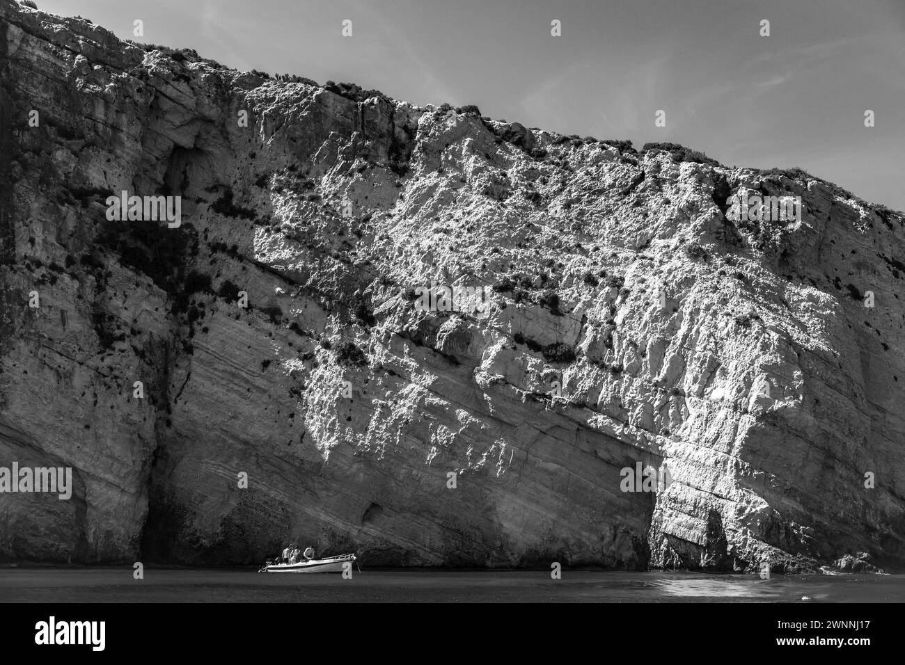 Zakynthos, Grèce - 20 août 2016 : photo de paysage côtier noir et blanc avec des arches dans les rochers de l'île grecque de Zakynthos. Grotte bleue, landma naturel Banque D'Images