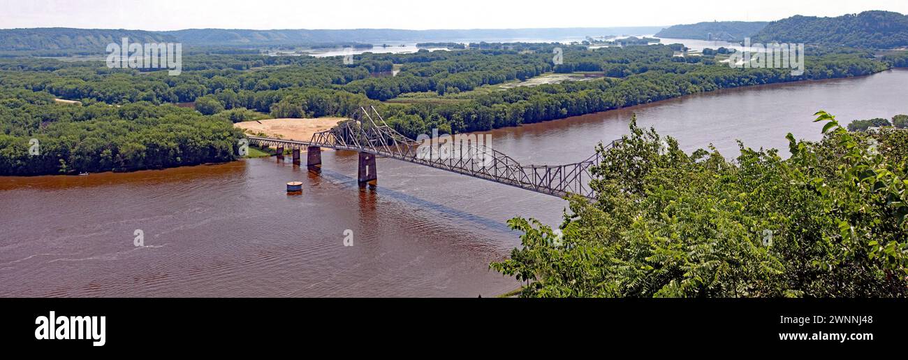 Le pont Black Hawk enjambe le fleuve Mississippi, rejoignant Lansing IA, au WI. Un pont en treillis de fer riveté construit en 1931 à partir d'un panorama surplombant le mont H. Banque D'Images