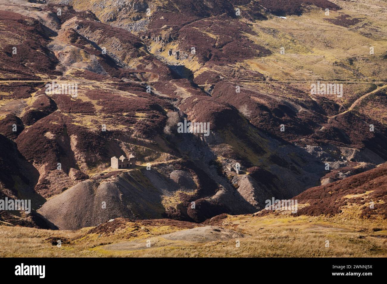 Une mine en ruines au-dessus des tronçons supérieurs de Gunnerside Gill à Bunton Mine, à Swaledale dans le Yorkshire Dales, Royaume-Uni Banque D'Images