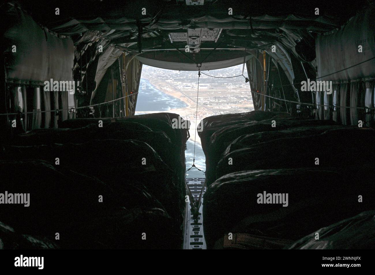 Bande de Gaza, Israël. 02 mars 2024. Un avion C-130J Super Hercules de l'armée de l'air américaine se prépare à larguer 66 palettes d'aide humanitaire pour les réfugiés palestiniens piégés par la guerre israélienne contre le Hamas, le 2 mars 2024 au-dessus de la bande de Gaza, Territoires palestiniens. Un total de 38 000 MRE ont été largués de trois avions américains. Crédit : TSGT. Christopher Hubenthal/US Airforce photo/Alamy Live News Banque D'Images