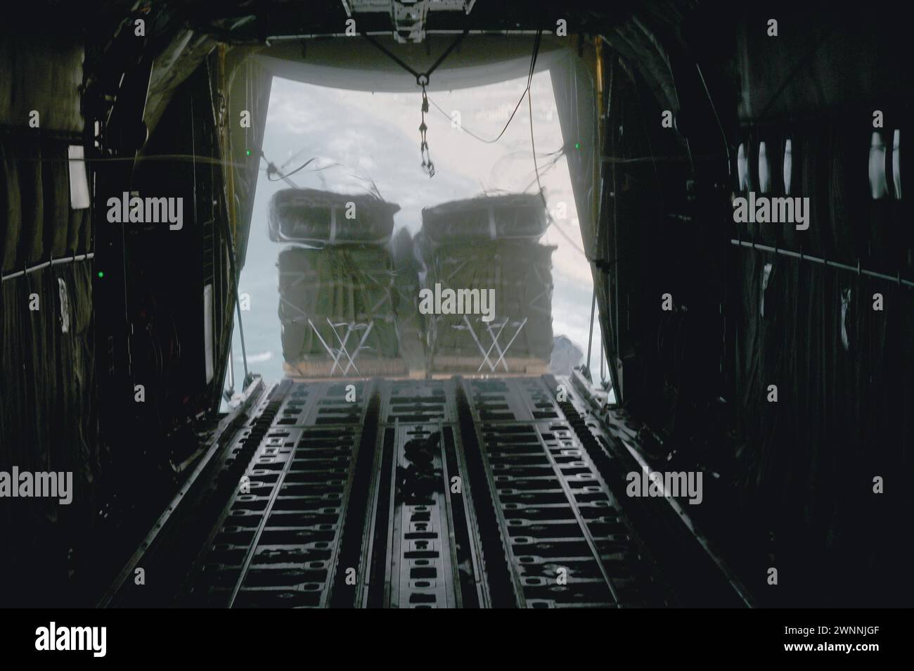 Bande de Gaza, Israël. 02 mars 2024. Un avion C-130J Super Hercules de l'US Air Force airdropa 66 palettes d'aide humanitaire pour les réfugiés palestiniens piégés par la guerre israélienne contre le Hamas, 2 mars 2024 au-dessus de la bande de Gaza, Territoires palestiniens. Un total de 38 000 MRE ont été largués de trois avions américains. Crédit : TSGT. Christopher Hubenthal/US Airforce photo/Alamy Live News Banque D'Images