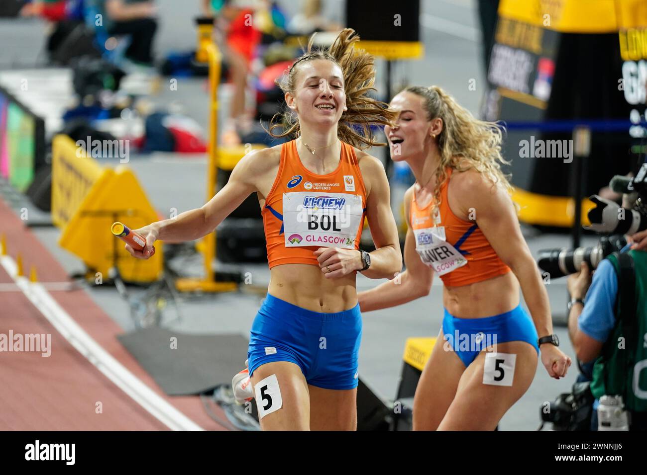 Glasgow, Écosse 20240303.Néerlandais Femke bol (à gauche) et Lieke Klaver 4 x 400 m relais femmes lors des Championnats du monde d'athlétisme en salle à Glasgow. Photo : Lise Aaserud / NTB Banque D'Images